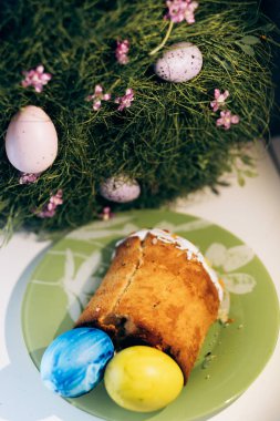 Masanın üzerinde sarı ve mavi yumurtalarla süslenmiş Ukrayna Paskalyası. Ukrayna Paskalyası