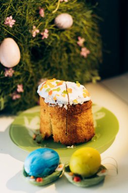 Masanın üzerinde sarı ve mavi yumurtalarla süslenmiş Ukrayna Paskalyası. Ukrayna Paskalyası