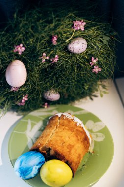 Masanın üzerinde sarı ve mavi yumurtalarla süslenmiş Ukrayna Paskalyası. Ukrayna Paskalyası