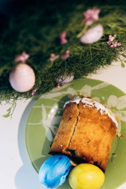 Masanın üzerinde sarı ve mavi yumurtalarla süslenmiş Ukrayna Paskalyası. Ukrayna Paskalyası