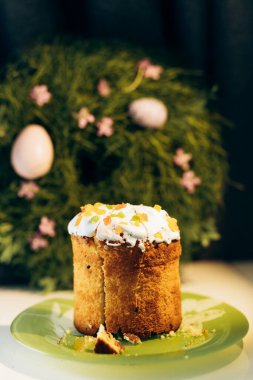 Masanın üzerinde sarı ve mavi yumurtalarla süslenmiş Ukrayna Paskalyası. Ukrayna Paskalyası