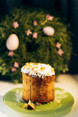 Masanın üzerinde sarı ve mavi yumurtalarla süslenmiş Ukrayna Paskalyası. Ukrayna Paskalyası