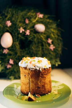 Masanın üzerinde sarı ve mavi yumurtalarla süslenmiş Ukrayna Paskalyası. Ukrayna Paskalyası