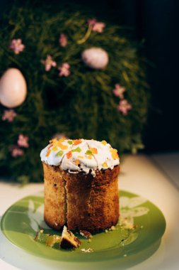 Masanın üzerinde sarı ve mavi yumurtalarla süslenmiş Ukrayna Paskalyası. Ukrayna Paskalyası