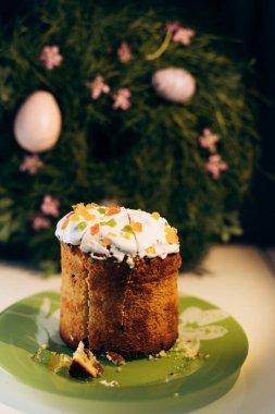 Masanın üzerinde sarı ve mavi yumurtalarla süslenmiş Ukrayna Paskalyası. Ukrayna Paskalyası