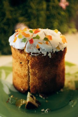 Masanın üzerinde sarı ve mavi yumurtalarla süslenmiş Ukrayna Paskalyası. Ukrayna Paskalyası