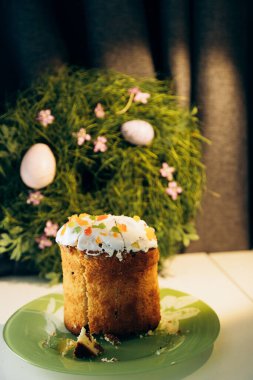 Masanın üzerinde sarı ve mavi yumurtalarla süslenmiş Ukrayna Paskalyası. Ukrayna Paskalyası