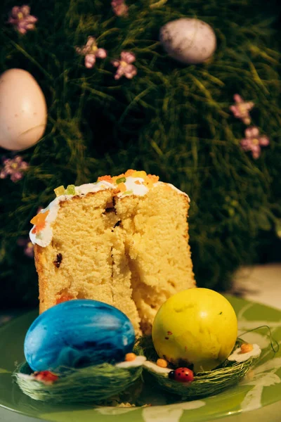 Ozdobione Ukraińskie Wielkanoc Malowane Żółte Niebieskie Jajka Stoi Stole Ukraińska — Zdjęcie stockowe