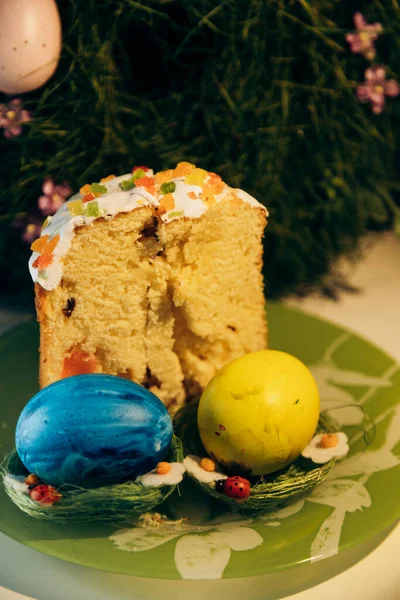 Masanın üzerinde sarı ve mavi yumurtalarla süslenmiş Ukrayna Paskalyası. Ukrayna Paskalyası