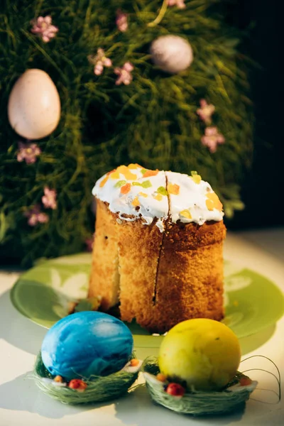 Masanın üzerinde sarı ve mavi yumurtalarla süslenmiş Ukrayna Paskalyası. Ukrayna Paskalyası