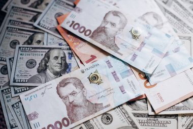 ABD 'nin dolar banknotları. Amerikan doları. ABD ve Ukrayna 'nın parası. 1000 Ukraynalı Hryvnia