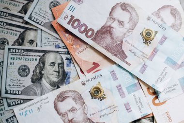 ABD 'nin dolar banknotları. Amerikan doları. ABD ve Ukrayna 'nın parası. 1000 Ukraynalı Hryvnia