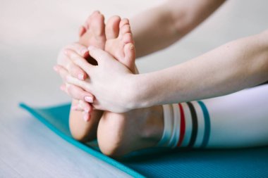 Atletik güzel kız karantinada yoga yapıyor ve esniyor.