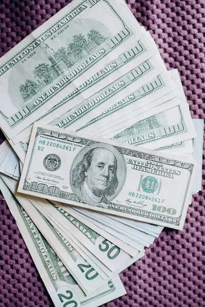 ABD 'nin dolar banknotları. 100 Amerikan doları. ABD 'nin parası