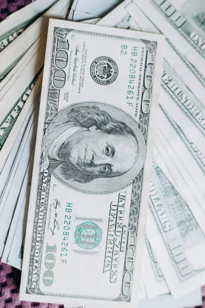 ABD 'nin dolar banknotları. 100 Amerikan doları. ABD 'nin parası