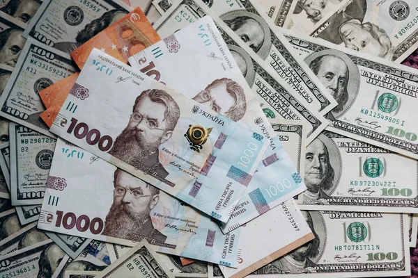 ABD 'nin dolar banknotları. Amerikan doları. ABD ve Ukrayna 'nın parası. 1000 Ukraynalı Hryvnia