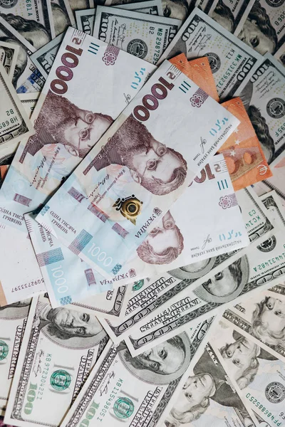 ABD 'nin dolar banknotları. Amerikan doları. ABD ve Ukrayna 'nın parası. 1000 Ukraynalı Hryvnia