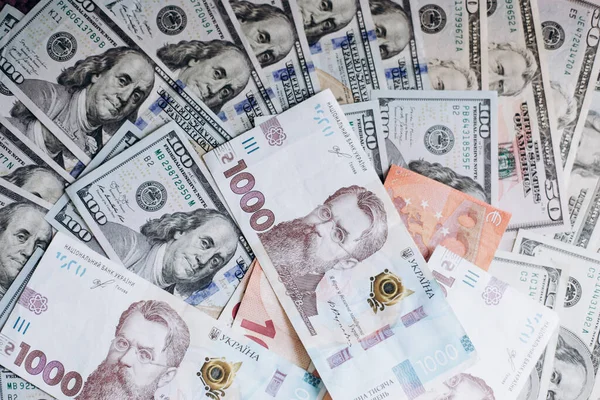 ABD 'nin dolar banknotları. Amerikan doları. ABD ve Ukrayna 'nın parası. 1000 Ukraynalı Hryvnia