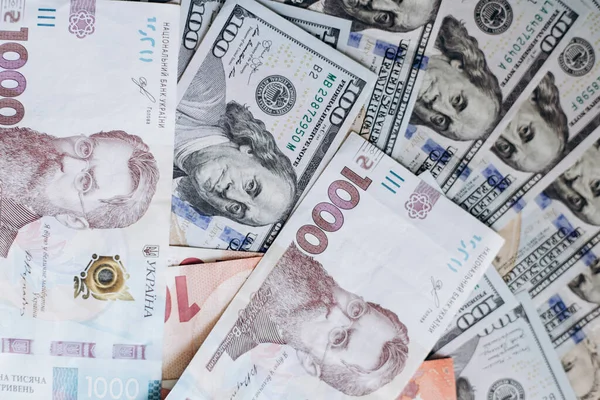 ABD 'nin dolar banknotları. Amerikan doları. ABD ve Ukrayna 'nın parası. 1000 Ukraynalı Hryvnia