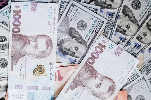 ABD 'nin dolar banknotları. Amerikan doları. ABD ve Ukrayna 'nın parası. 1000 Ukraynalı Hryvnia