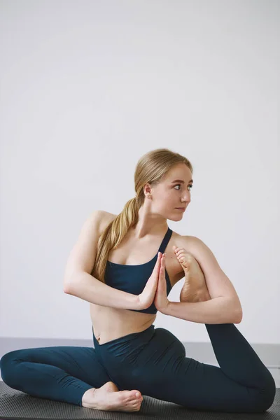 Athletic Beautiful Girl Doing Yoga Stretching Quarantine — Fotografia de Stock