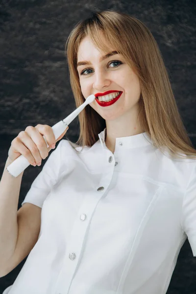 Blond Kvinna Med Öppen Mun Tandtråd Munhygien — Stockfoto