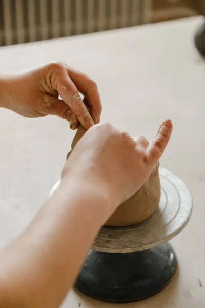 传统风格的女性陶工制作杯子的手 手用粘土做碗碟 — 图库照片