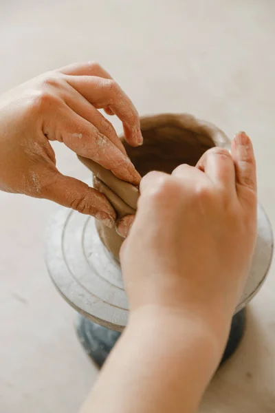 Vrouwelijke Handen Van Pottenbakker Maken Kopje Traditionele Stijl Handen Maken — Stockfoto