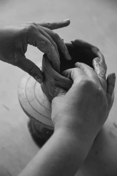 Vrouwelijke Handen Van Pottenbakker Maken Kopje Traditionele Stijl Handen Maken — Stockfoto