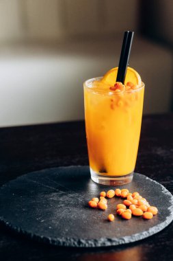 Portakallı taze deniz dikenli cam ve samanla kaplı