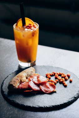 Portakallı taze deniz dikenli cam ve bir dilim pizza ve pizza.