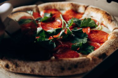 Lezzetli ve sulu İtalyan pizzası sosisli ve bıçakla kesilmiş.