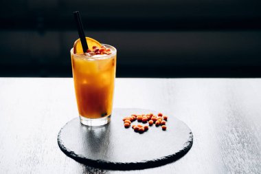 Portakallı taze deniz dikenli cam ve samanla kaplı