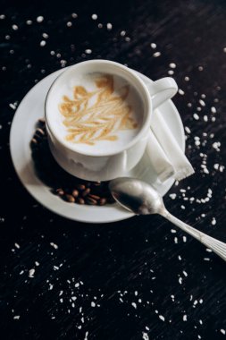 Kahve çekirdekleriyle dolu beyaz kahve standı.