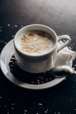 Kahve çekirdekleriyle dolu beyaz kahve standı.