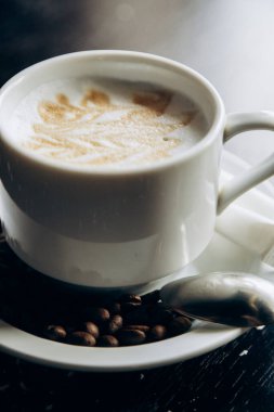 Kahve çekirdekleriyle dolu beyaz kahve standı.