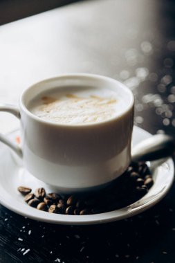 Kahve çekirdekleriyle dolu beyaz kahve standı.