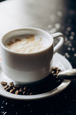 Kahve çekirdekleriyle dolu beyaz kahve standı.