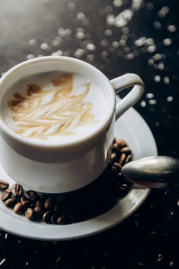 Kahve çekirdekleriyle dolu beyaz kahve standı.