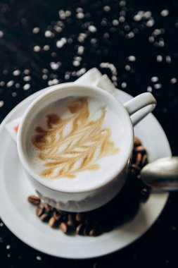 Kahve çekirdekleriyle dolu beyaz kahve standı.