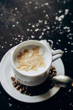 Kahve çekirdekleriyle dolu beyaz kahve standı.