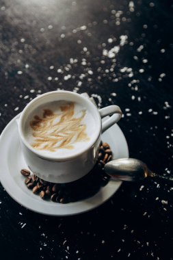 Kahve çekirdekleriyle dolu beyaz kahve standı.