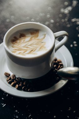 Kahve çekirdekleriyle dolu beyaz kahve standı.