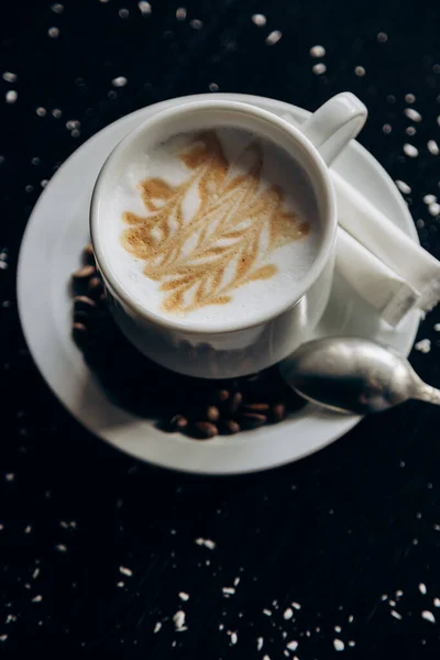 Fehér Csésze Forró Finom Kávé Áll Asztalon Kávébabbal — Stock Fotó