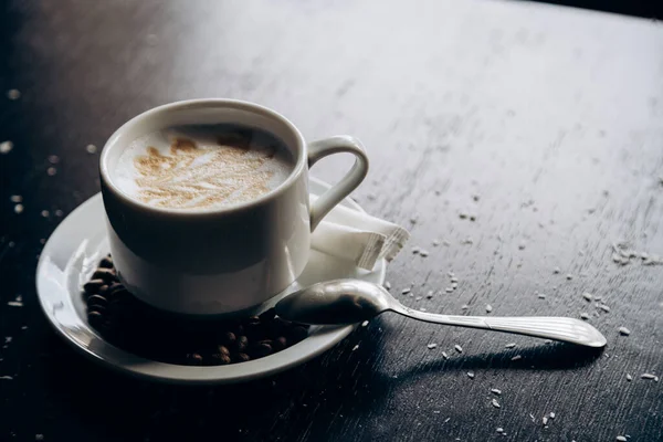 원두와 뜨겁고 맛있는 커피흰 — 스톡 사진
