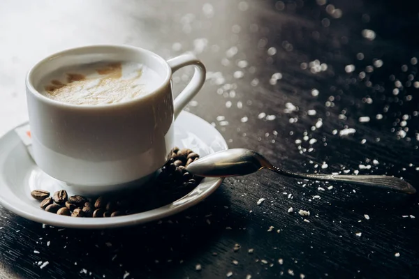 Fehér Csésze Forró Finom Kávé Áll Asztalon Kávébabbal — Stock Fotó