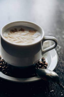 Kahve çekirdekleriyle dolu beyaz kahve standı.