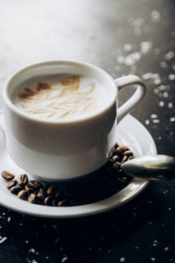 Kahve çekirdekleriyle dolu beyaz kahve standı.