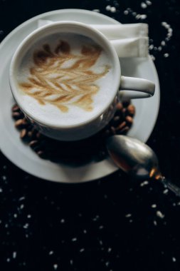 Kahve çekirdekleriyle dolu beyaz kahve standı.