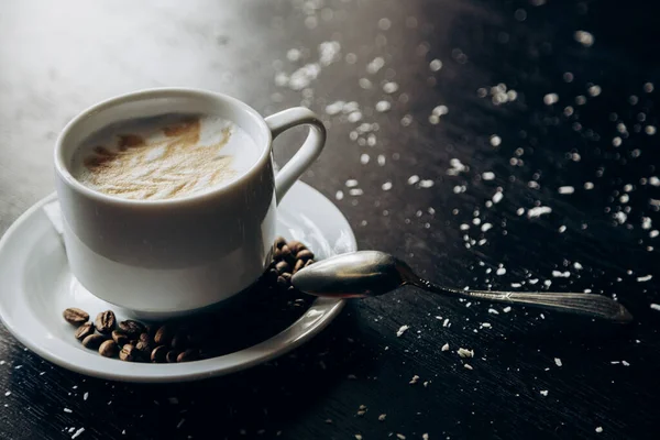 Kahve çekirdekleriyle dolu beyaz kahve standı.